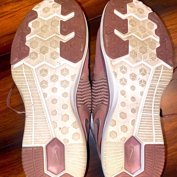 NIKE LIKE NEW - Women’s Nike Tennis Shoe - Picture 4 of 5